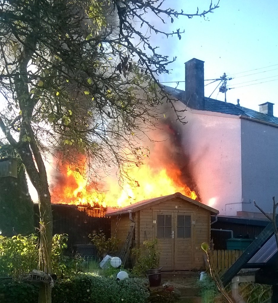 das angrenzende Gartenhaus verlor durch den Brand seine Rückwand – Foto: privat